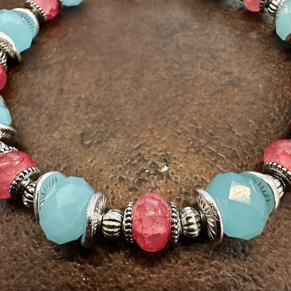 Chic Beaded Bracelet with Blue and Pink Accents - Picture 4 of 6